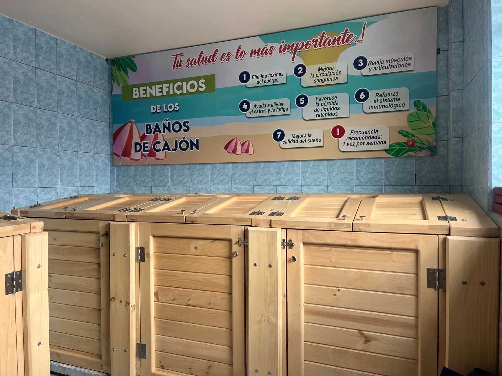 Área de baños de cajón en Manantial Rey de Francia - Hostal y Piscinas