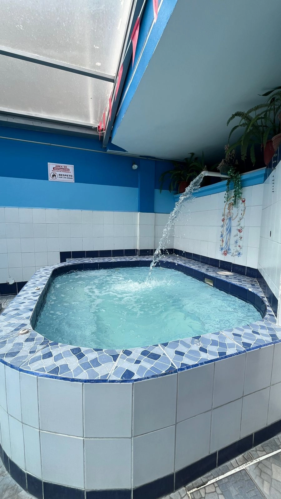 Chorros de agua en Manantial Rey de Francia - Hostal y Piscinas