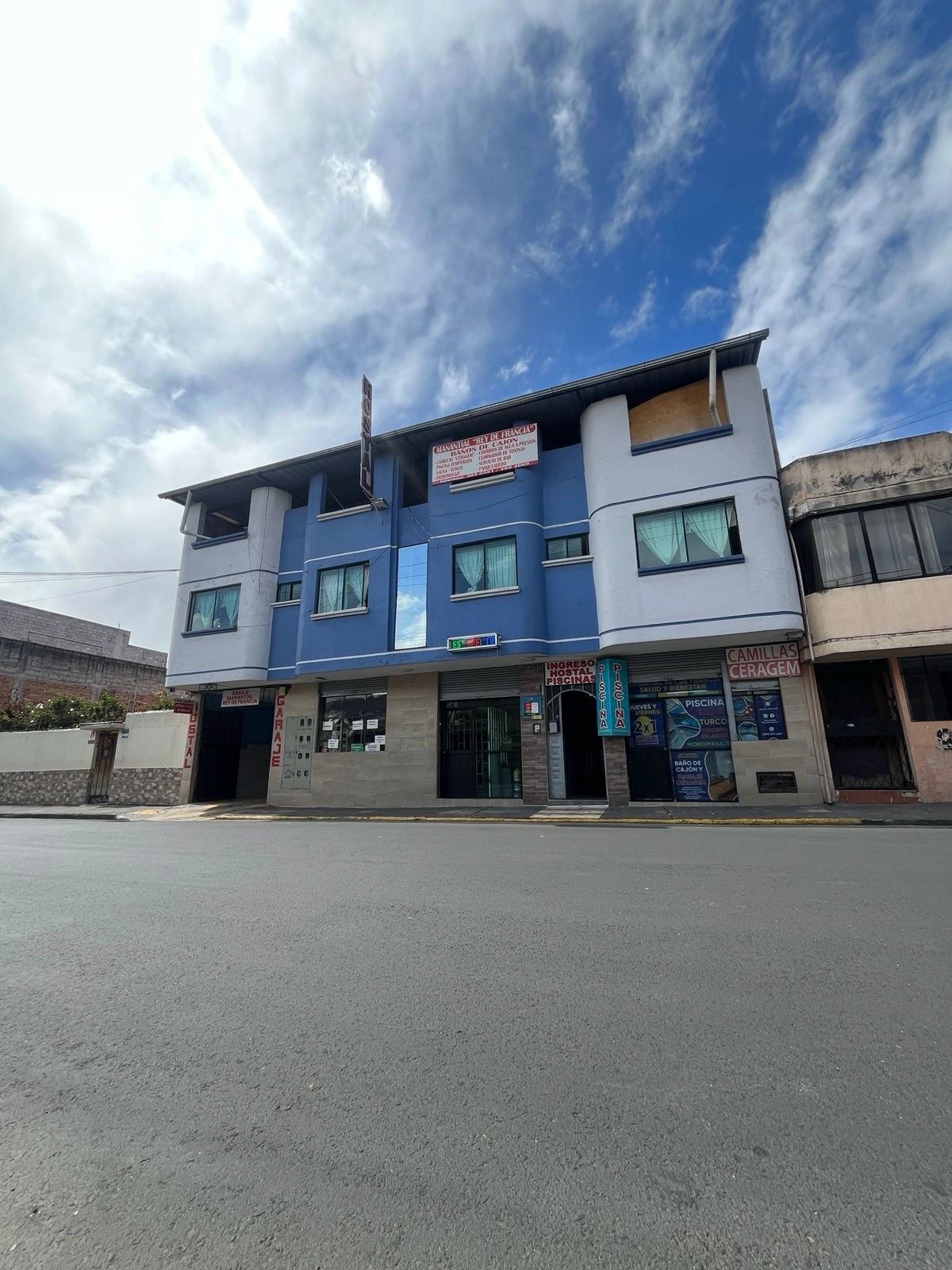 Fachada principal de Manantial Rey de Francia