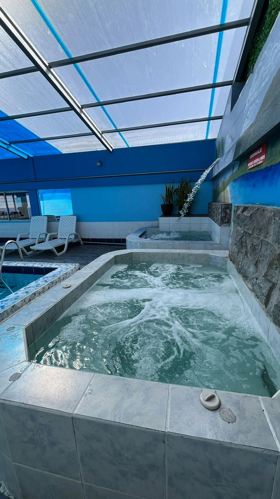 Zona de hidromasaje en Manantial Rey de Francia - Hostal y Piscinas